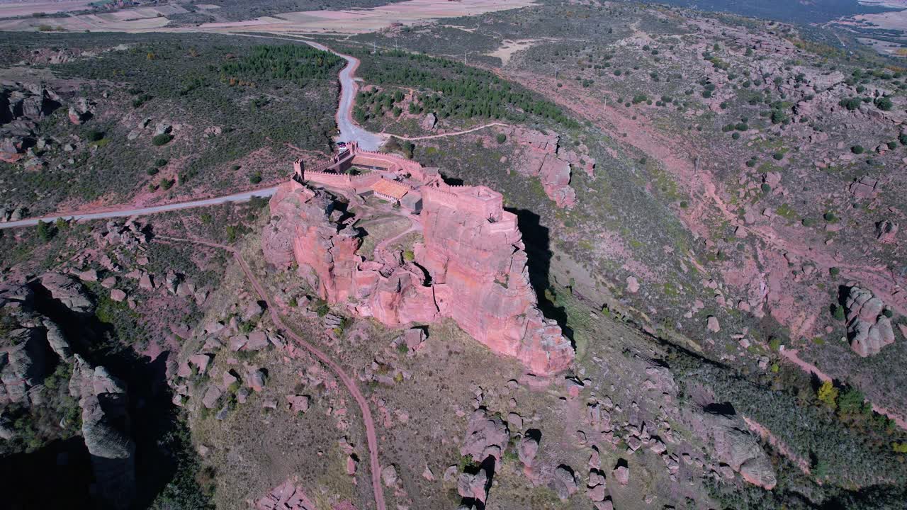 鸟瞰Sierra de Albarracín地区Ródenas镇附近的Peracense城堡。特鲁埃尔省，阿拉贡自治社区，西班牙，欧洲视频素材