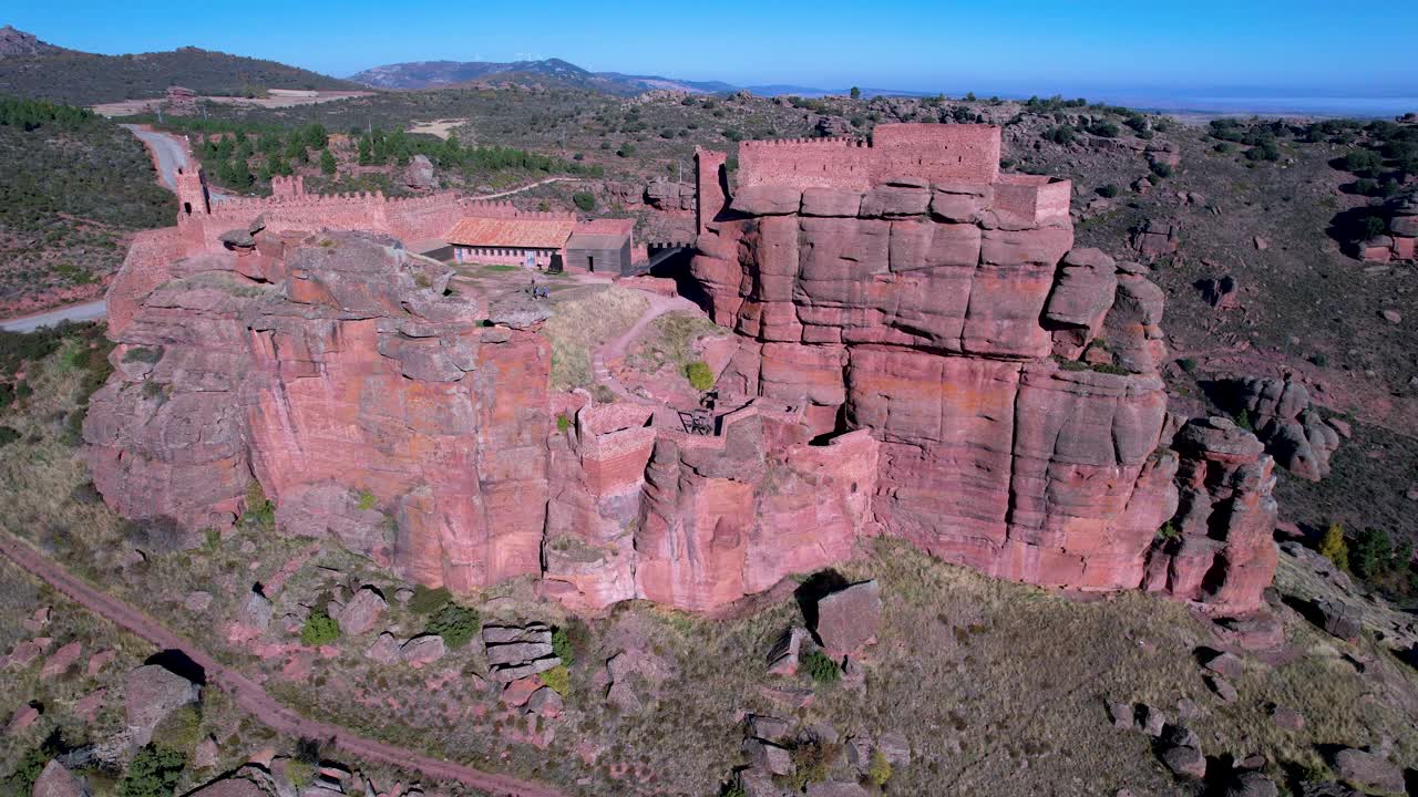 鸟瞰Sierra de Albarracín地区Ródenas镇附近的Peracense城堡。特鲁埃尔省，阿拉贡自治社区，西班牙，欧洲视频素材