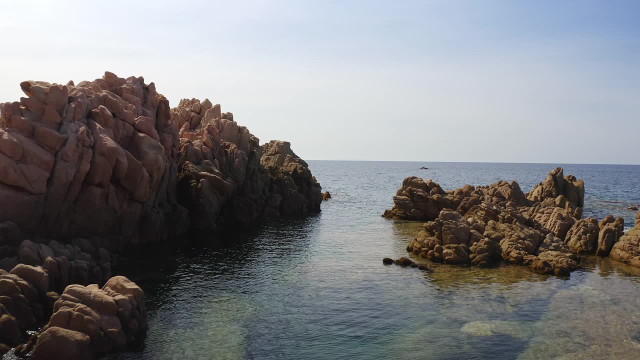 海水溅起的石头海岸视频素材