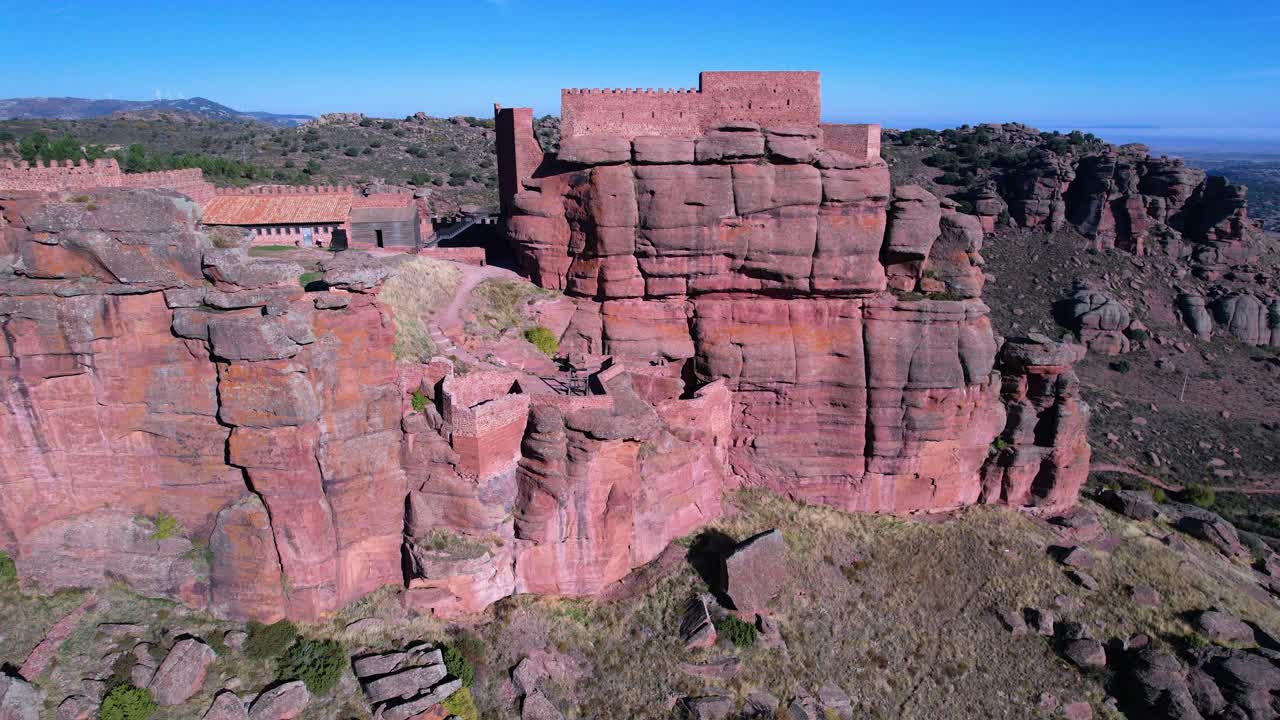 鸟瞰Sierra de Albarracín地区Ródenas镇附近的Peracense城堡。特鲁埃尔省，阿拉贡自治社区，西班牙，欧洲视频素材