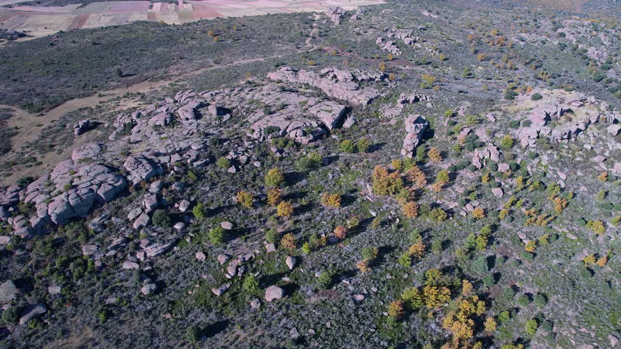 鸟瞰Sierra de Albarracín地区Ródenas镇附近的Peracense城堡。特鲁埃尔省，阿拉贡自治社区，西班牙，欧洲视频素材