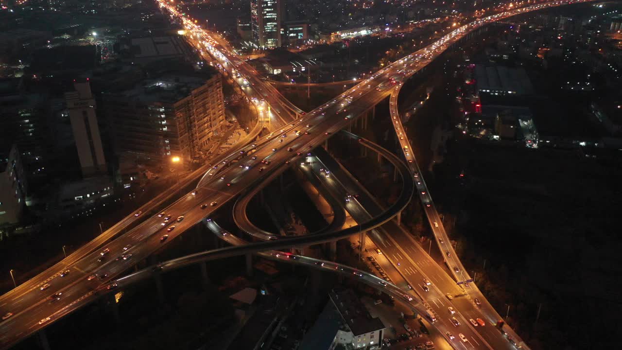 公路日落时的鸟瞰图视频素材