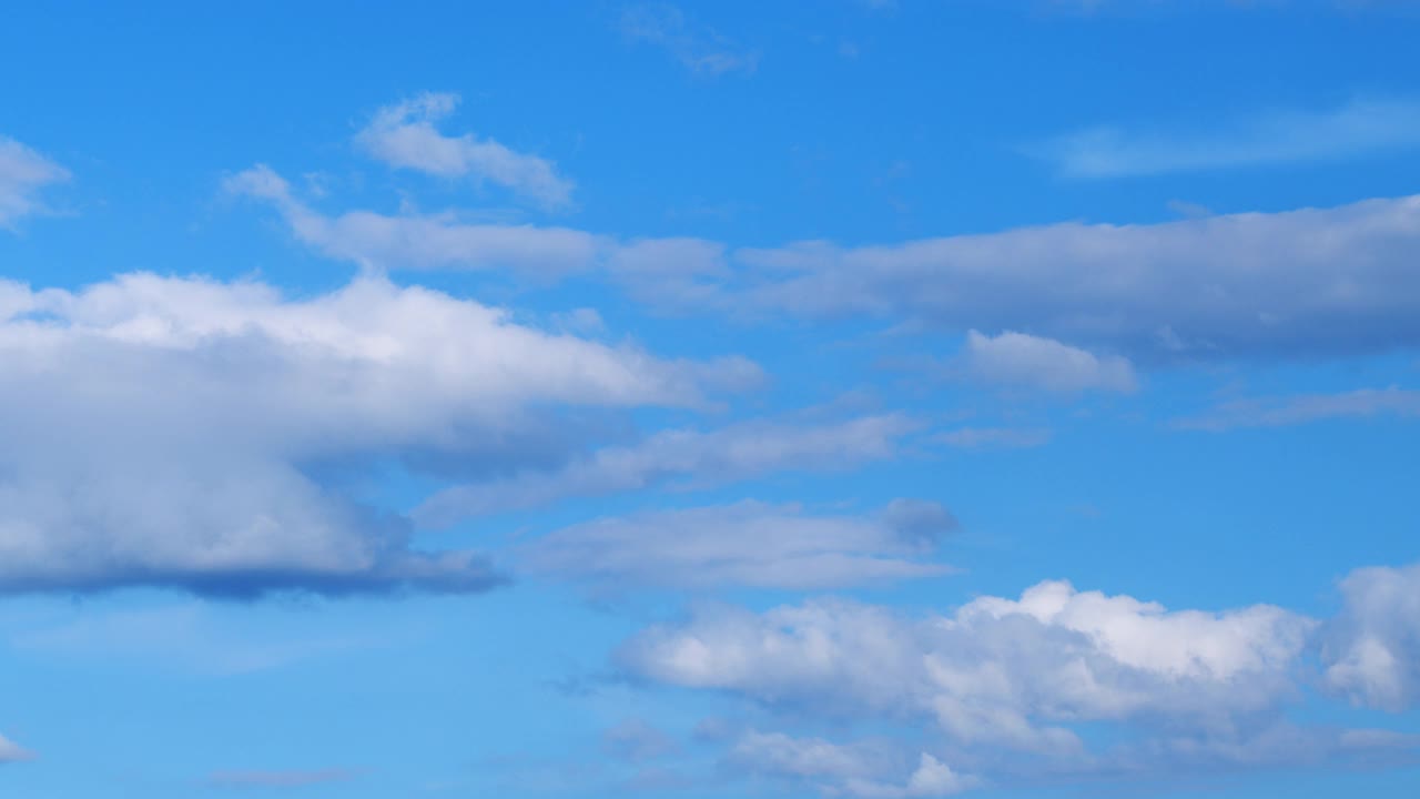 蓝蓝的天空，白色蓬松的积云在高空翻腾。天空有云形成天气视频素材