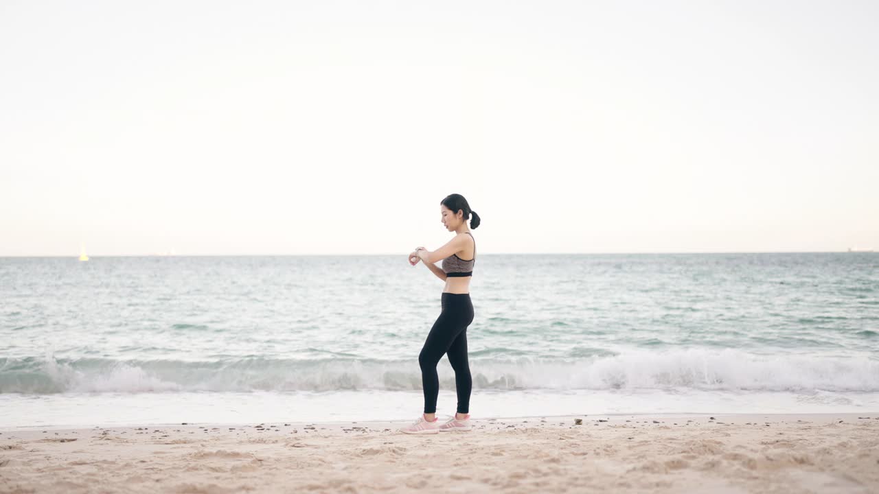 女性跑步前触摸智能手表视频素材