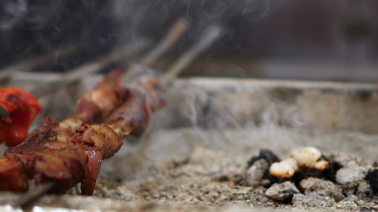 在煤火上烤肉的土耳其传统羊肉串视频素材