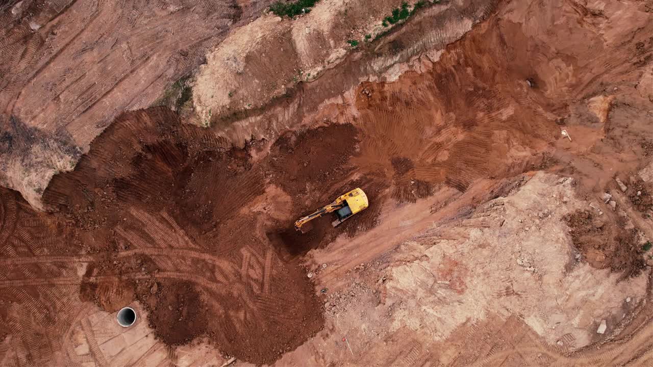 建筑工地的土方工程。挖掘机挖地用于下水道建设。视频素材