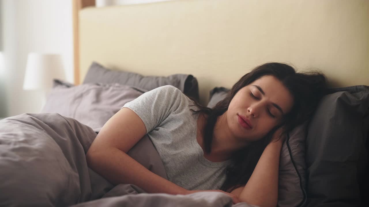 失眠的女人失眠问题早晨疲倦的床视频素材