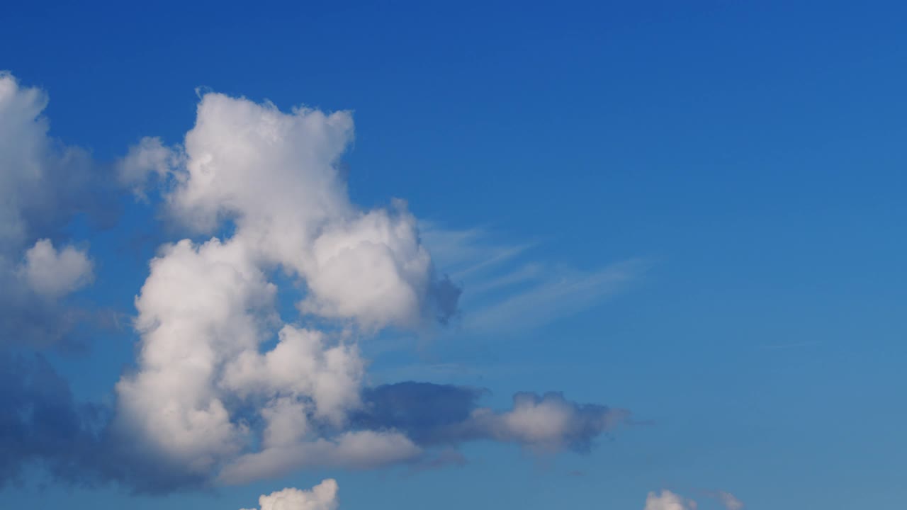 自然，天气，蓝天。白云以蓝天为背景。热带夏日阳光明媚，阳光灿烂视频素材