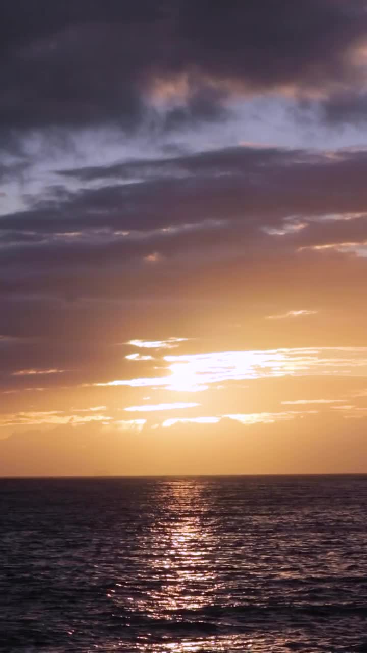 日落时海上橙色天空的风景视频素材