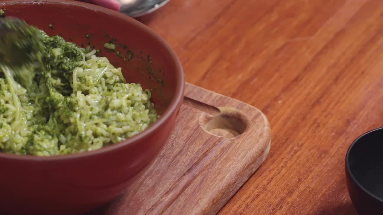 准备食物。准备美味的意大利调味饭。视频素材