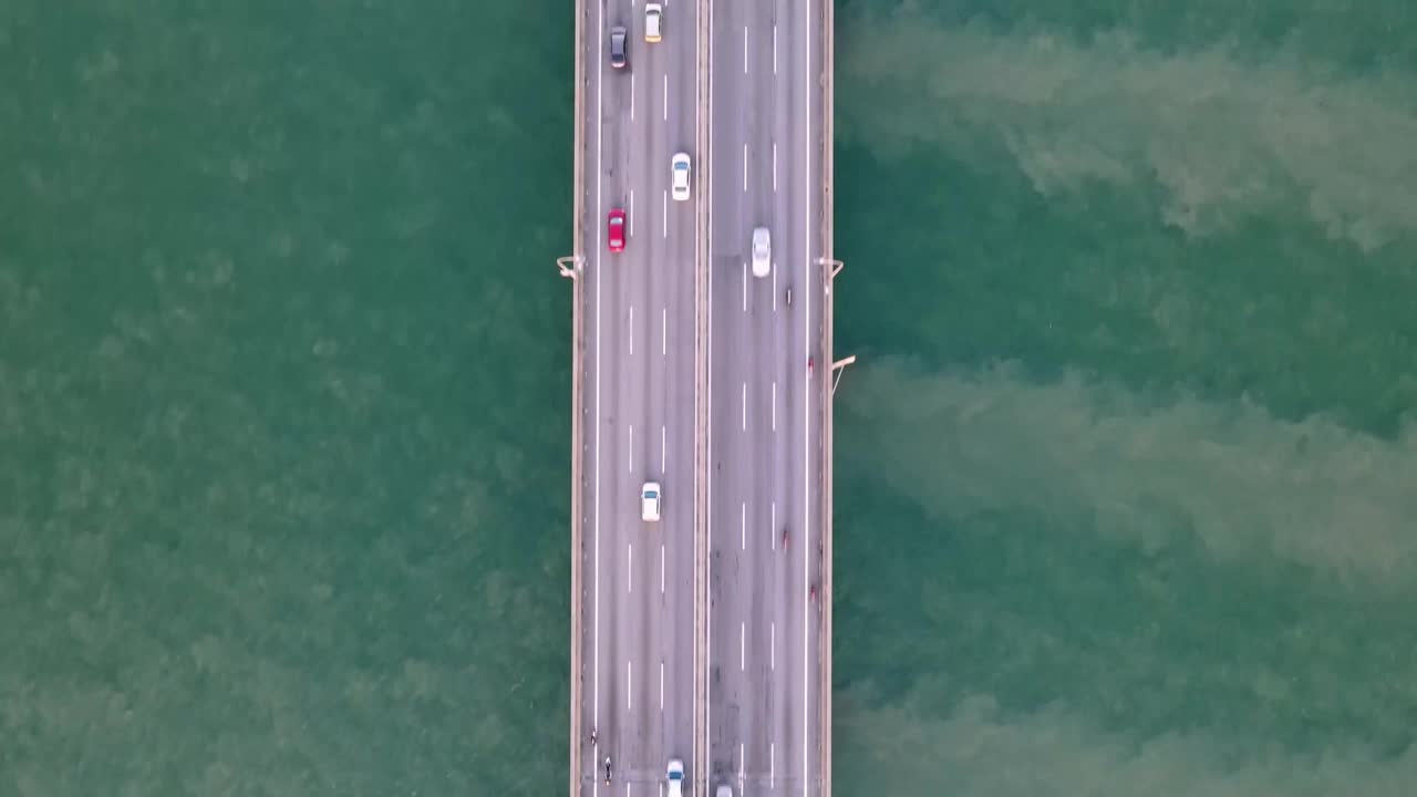 鸟瞰图俯瞰汽车移动在槟城大桥视频素材