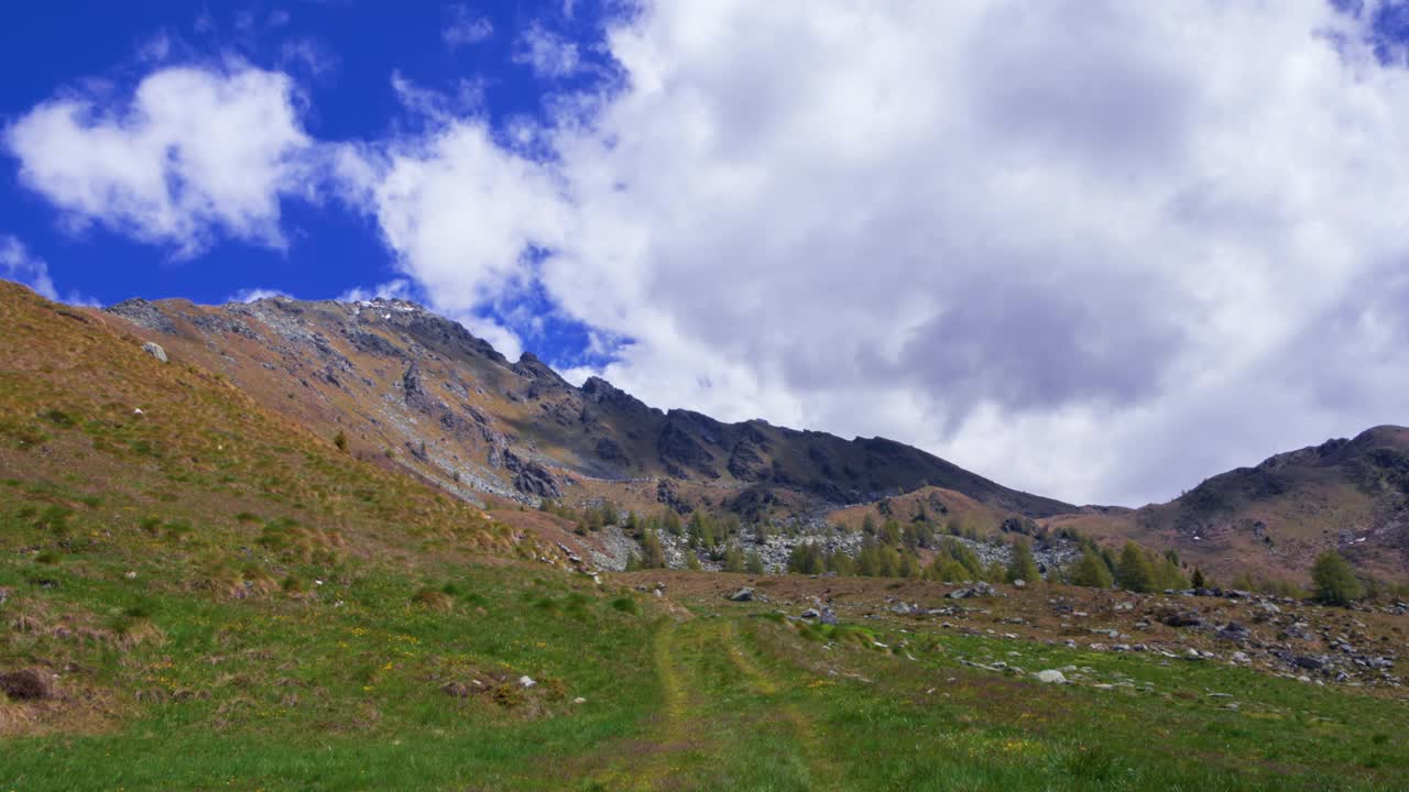 时间流逝。在意大利阿尔卑斯山的高海拔徒步旅行。意大利阿尔卑斯山mountains.Hiking.Valtellina视频素材