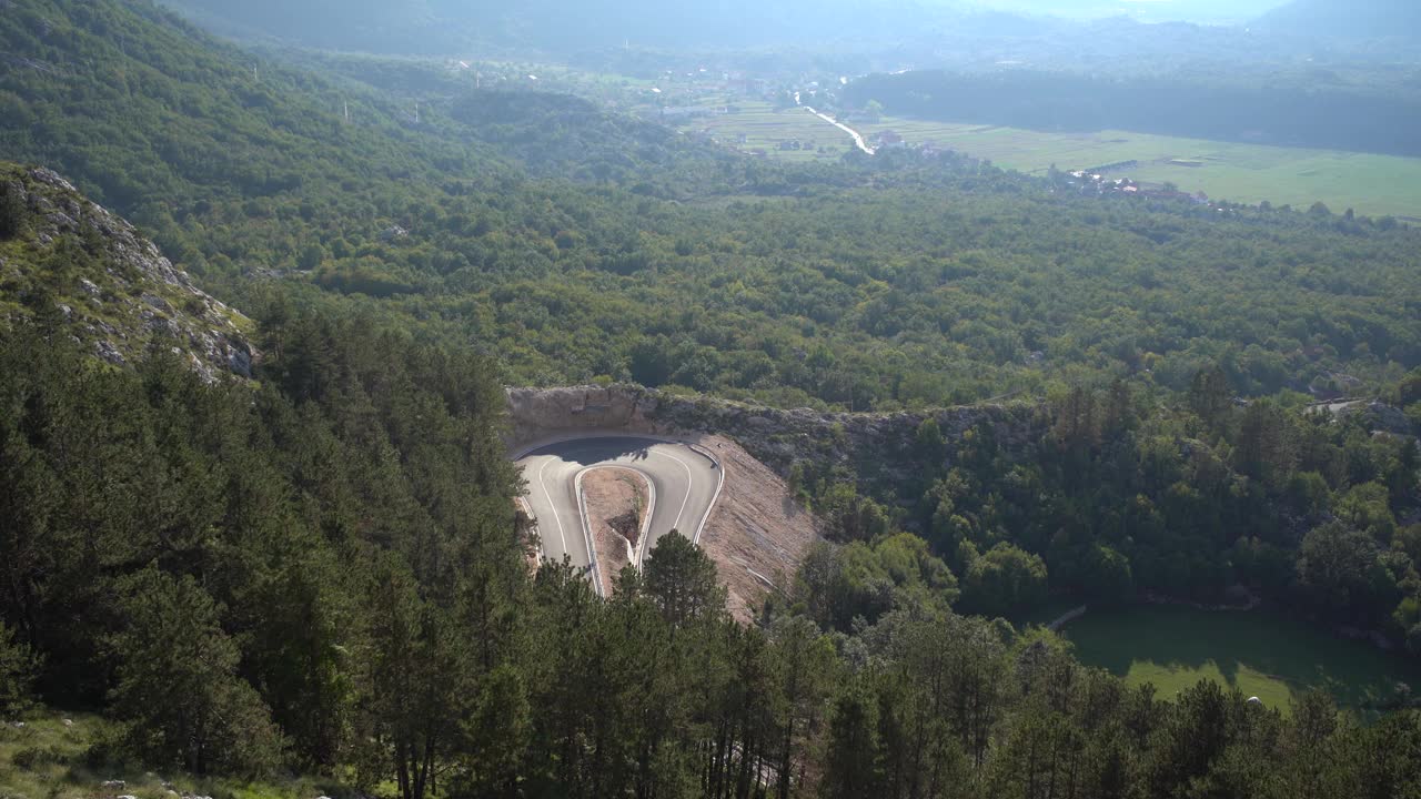 无人机拍摄的绿色山脉、牧场和道路。黑山共和国视频素材