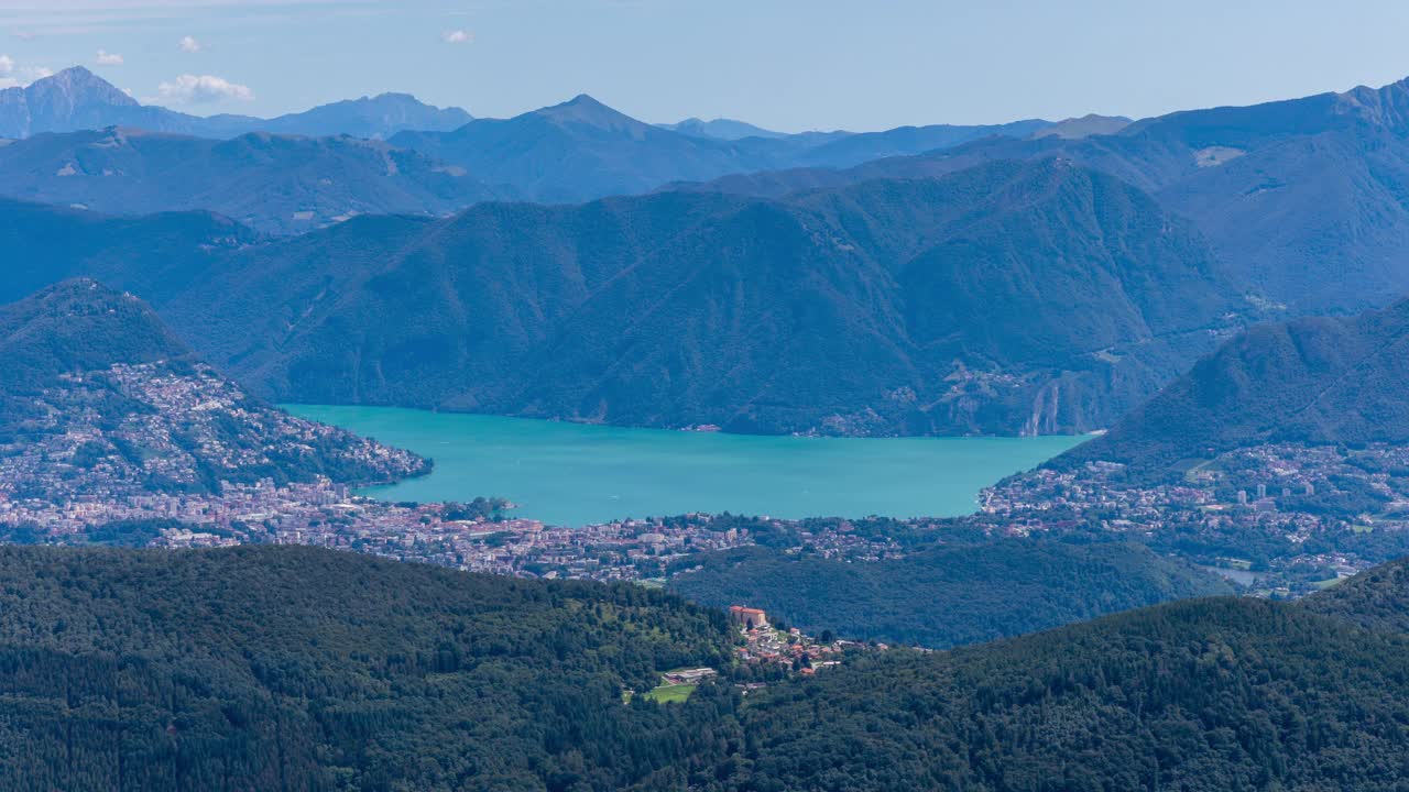 时间流逝，鸟瞰被群山环绕的湖泊和山谷。云影掠过群山。洛迦诺，洛迦诺湖，提契诺州视频素材