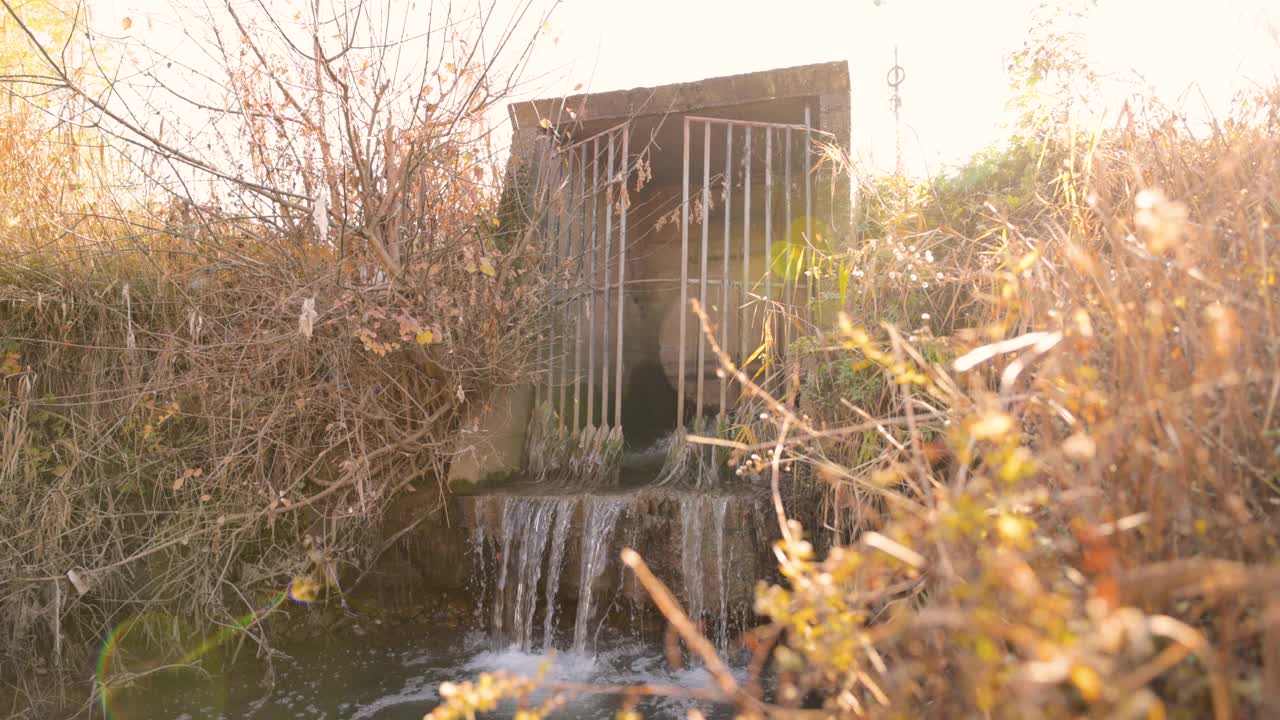 一条旧水管将污水和废水排入河中视频素材