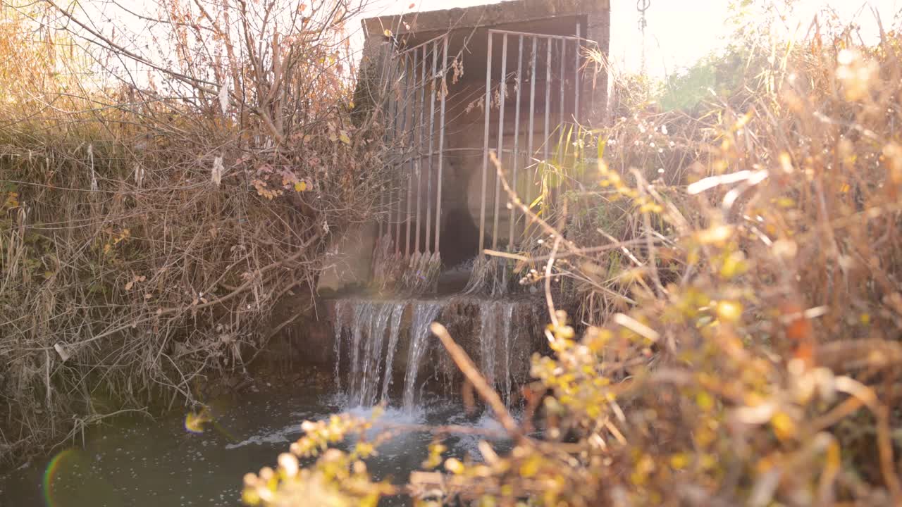 污水和废水流入河中视频素材