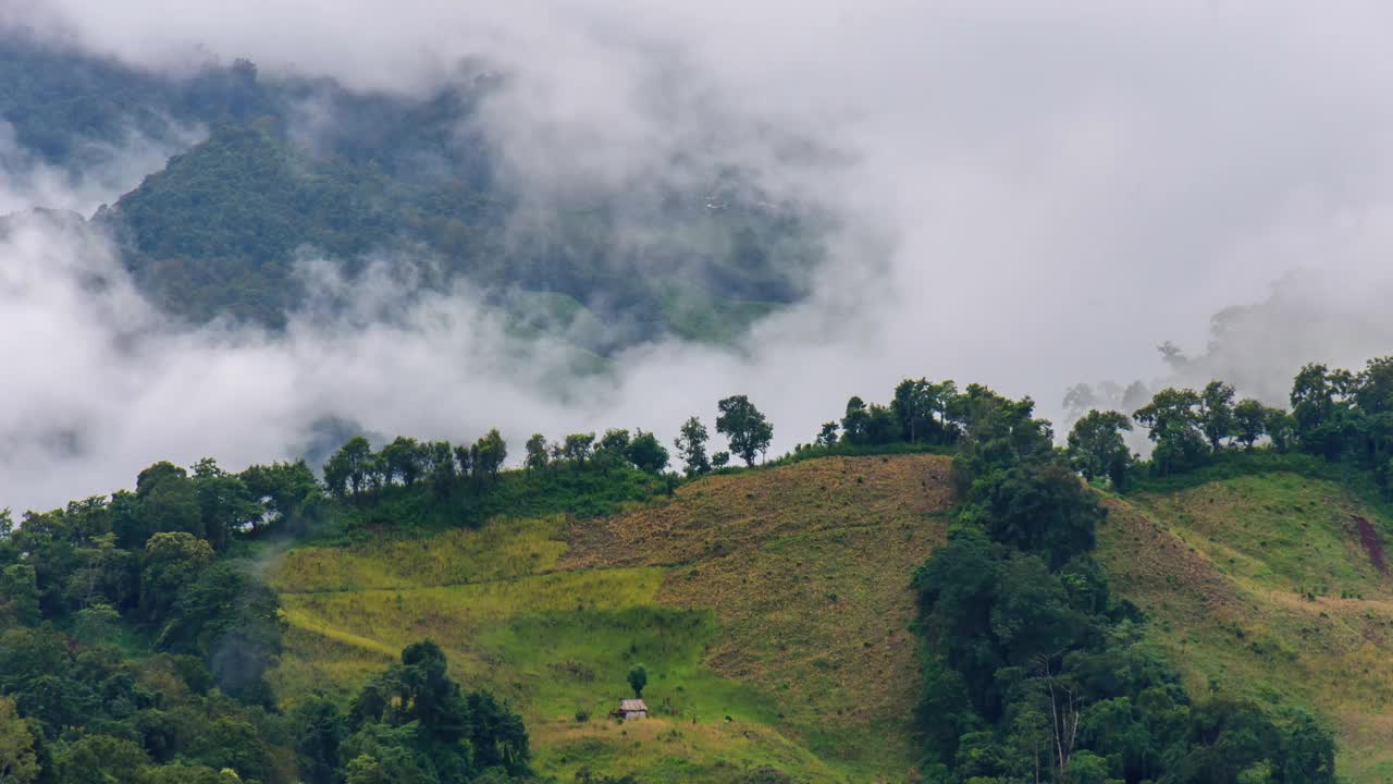 时间推移视频4k，在泰国北部南的山中一个雾蒙蒙的早晨的风景视频素材