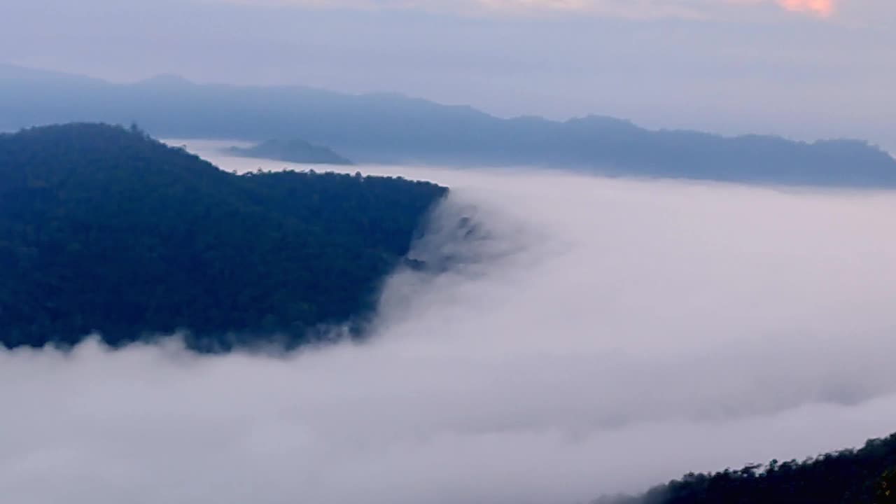 时间推移视频4k，一个雾蒙蒙的早晨的景色在Huay Kub Kab村，在泰国北部清迈视频素材