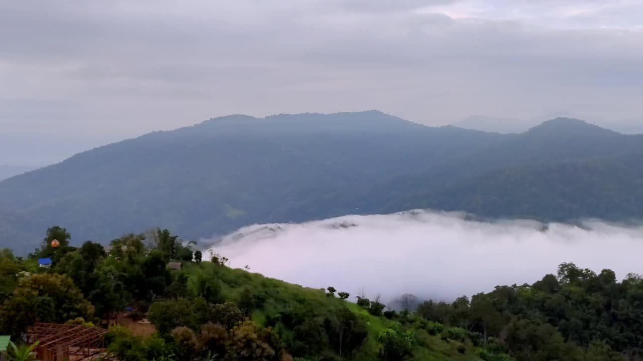 时间推移视频4k，一个雾蒙蒙的早晨的景色在Huay Kub Kab村，在泰国北部清迈视频素材