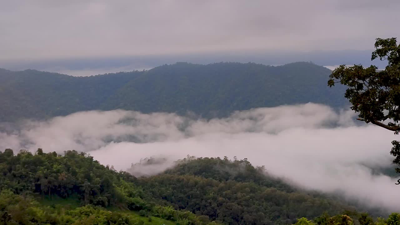 时间推移视频4k，一个雾蒙蒙的早晨的景色在Huay Kub Kab村，在泰国北部清迈视频素材