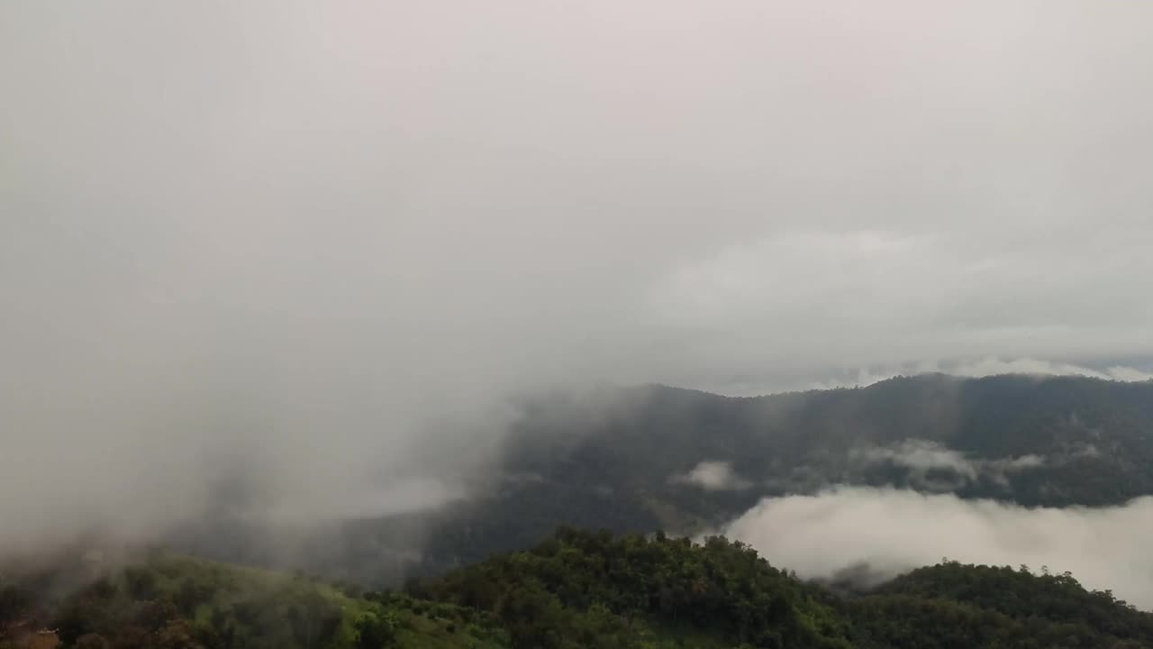 时间推移视频4k，一个雾蒙蒙的早晨的景色在Huay Kub Kab村，在泰国北部清迈视频素材