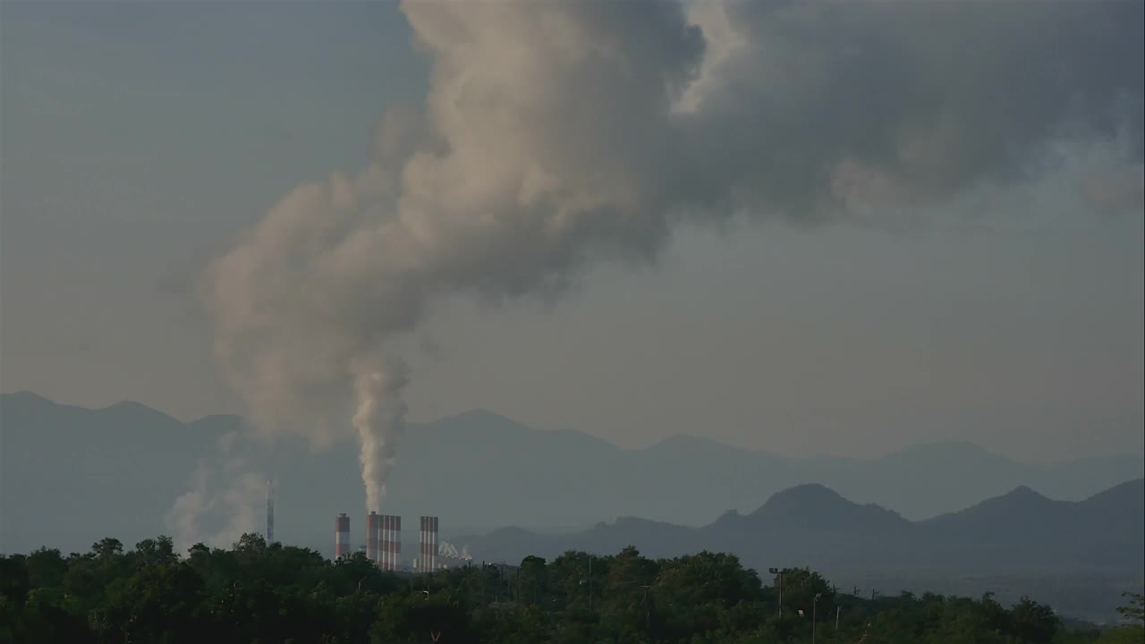 工业厂房中电塔的概念是能源或污染，煤矿。视频素材