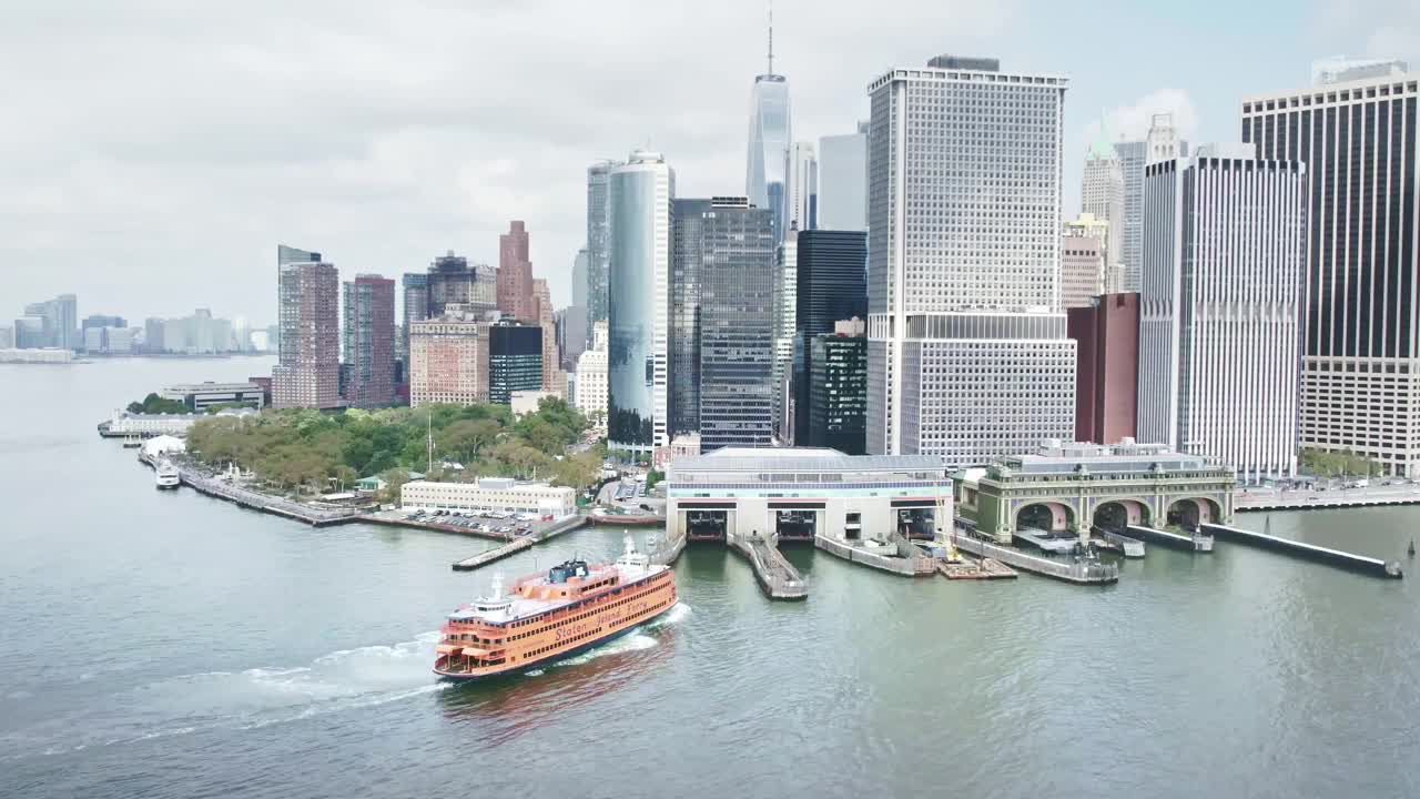 在哈德逊东河上摆渡。从空中俯瞰纽约市中心的曼哈顿视频素材