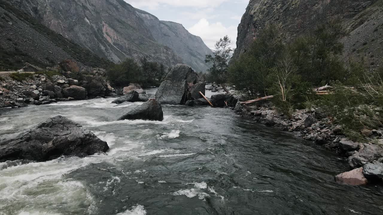 美丽的山河在夏天，阿尔泰卡图-亚历克峡谷楚利什曼山谷，俄罗斯视频素材