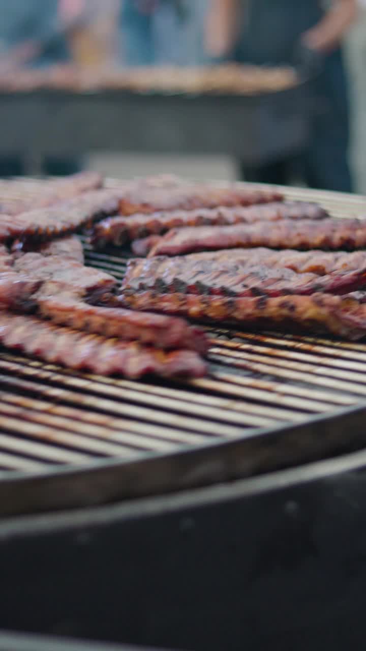 旋转烤肉上的猪肉。旋转烤排骨。垂直格式视频素材