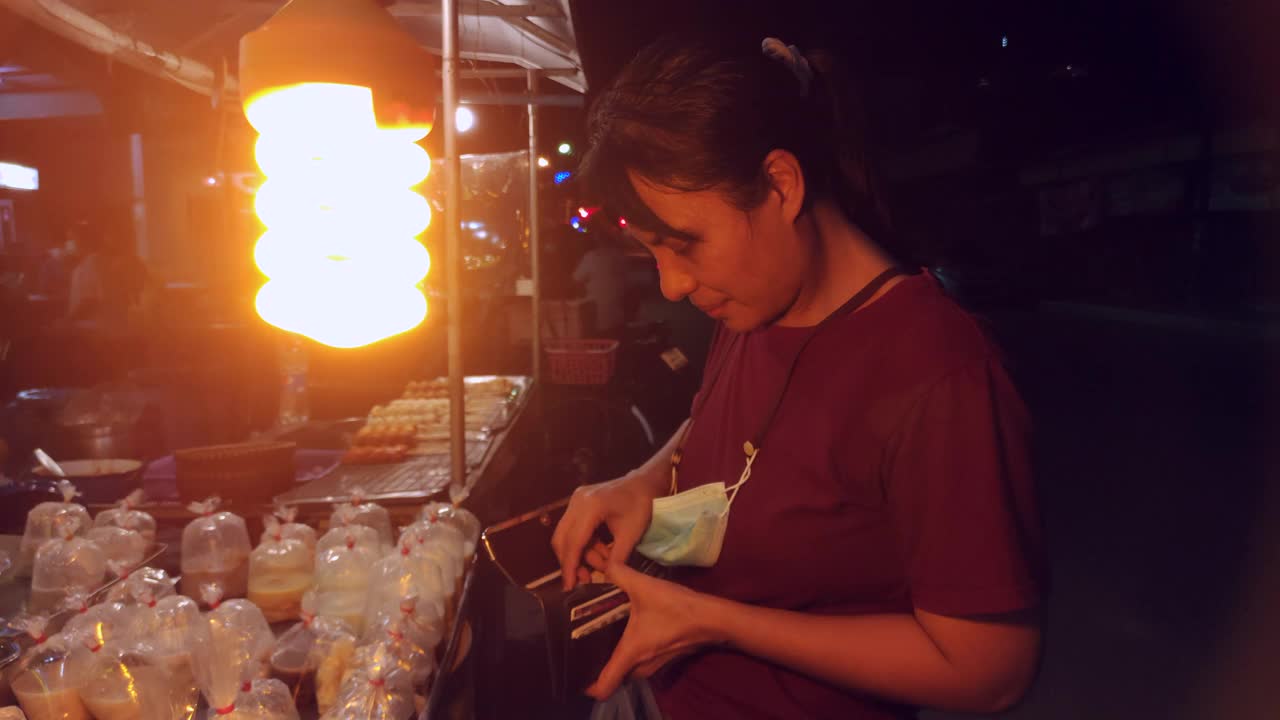 女人在街头食品买食物慢动作视频素材