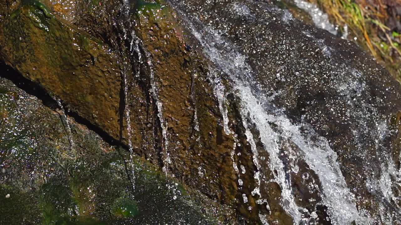 慢动作特写镜头的水从瀑布落下视频素材