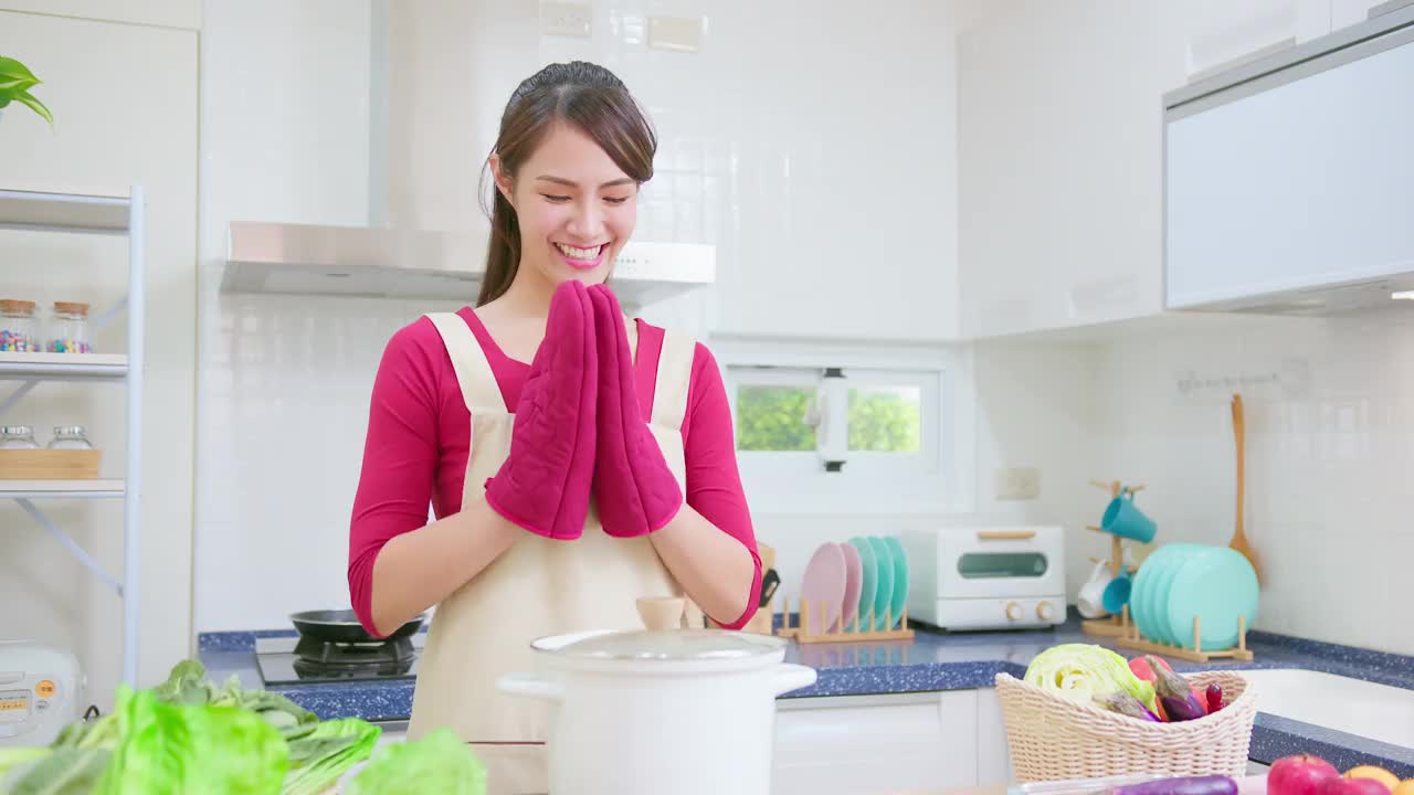 女人在煮汤视频素材