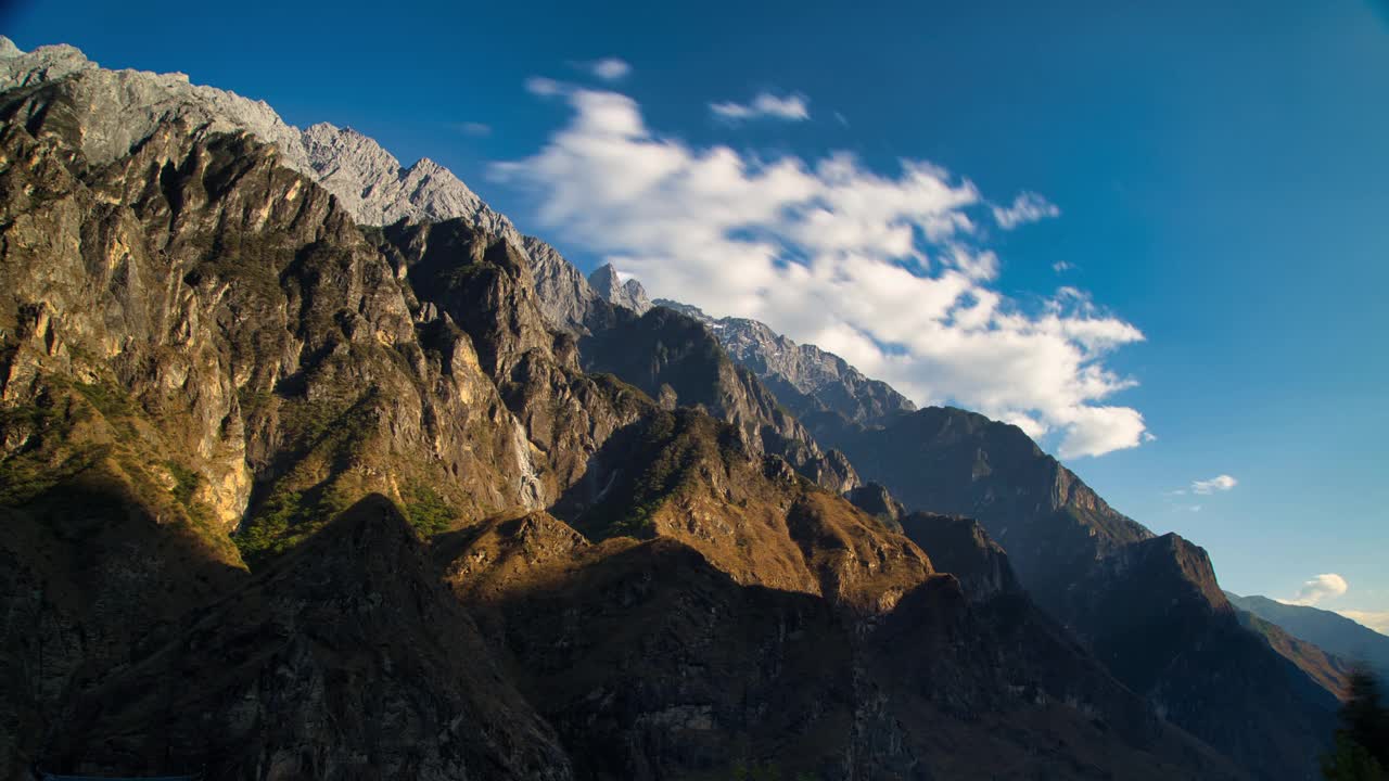 时光流逝，虎跳峡。山势险峻，光影划过山峦，直至夜幕降临。和傍晚移动的云。视频素材