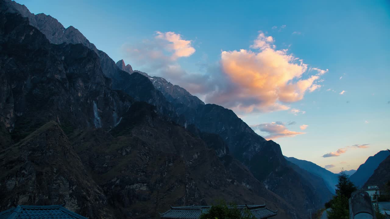 时光流逝，虎跳峡。陡峭的山脉期间从白天到夜晚和移动的云视频素材