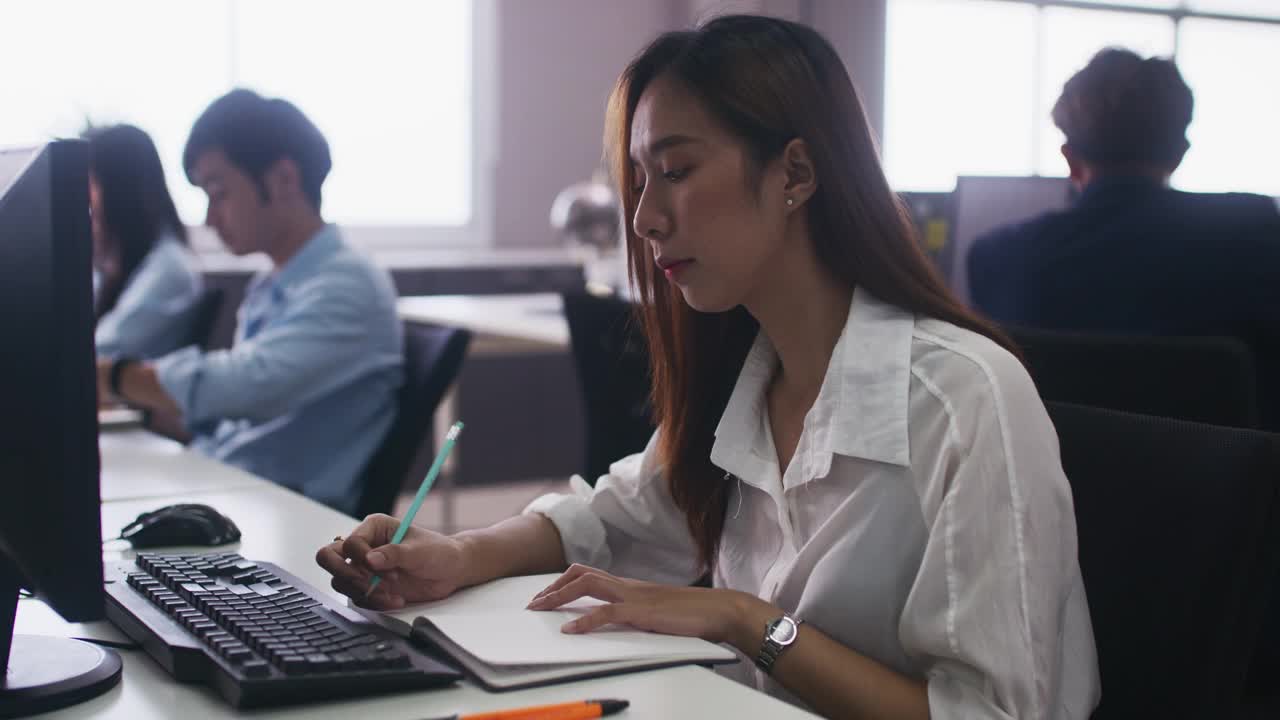 亚洲商业导师领导帮助指导年轻女性视频素材