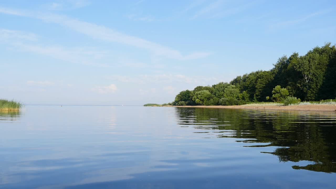 壮丽的河景，宁静的夏日清晨视频素材