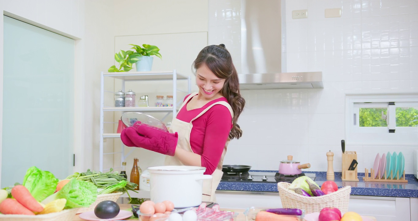 女人在煮汤视频素材