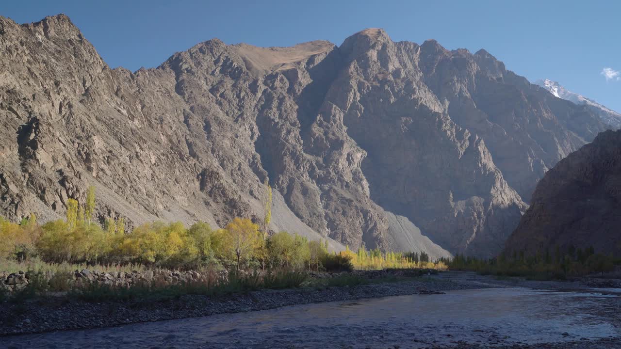 秋天在喜马拉雅山脉的河流视频素材