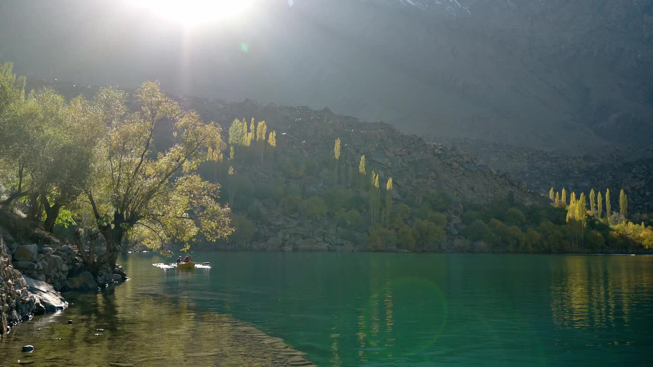 秋天在喜马拉雅山的湖面上划船视频素材