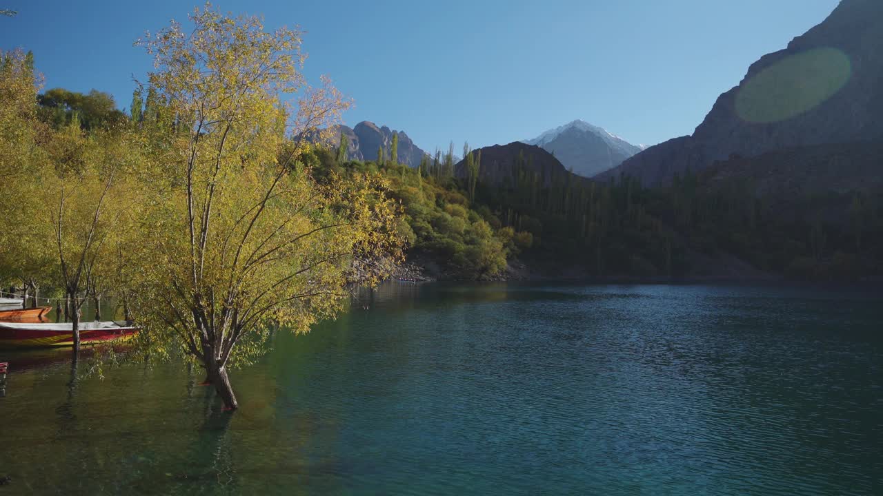 秋天在喜马拉雅山脉的湖泊视频素材