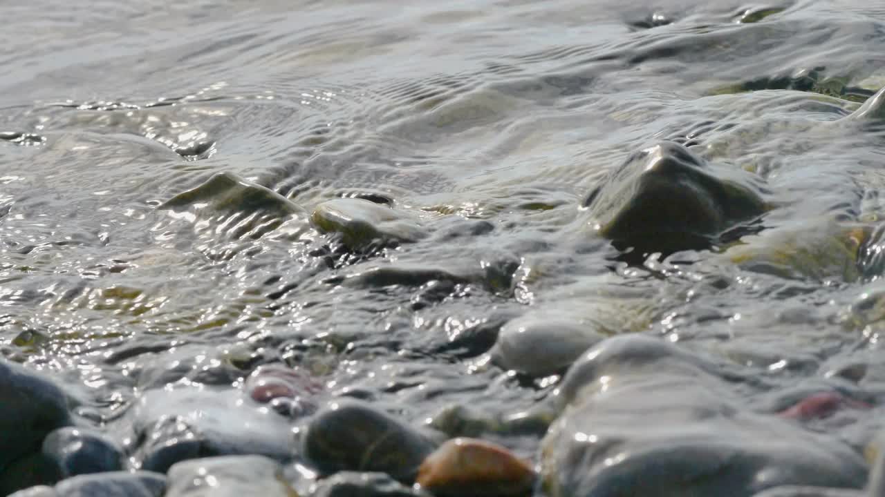 卵石岩石海滩波宏4k视频素材