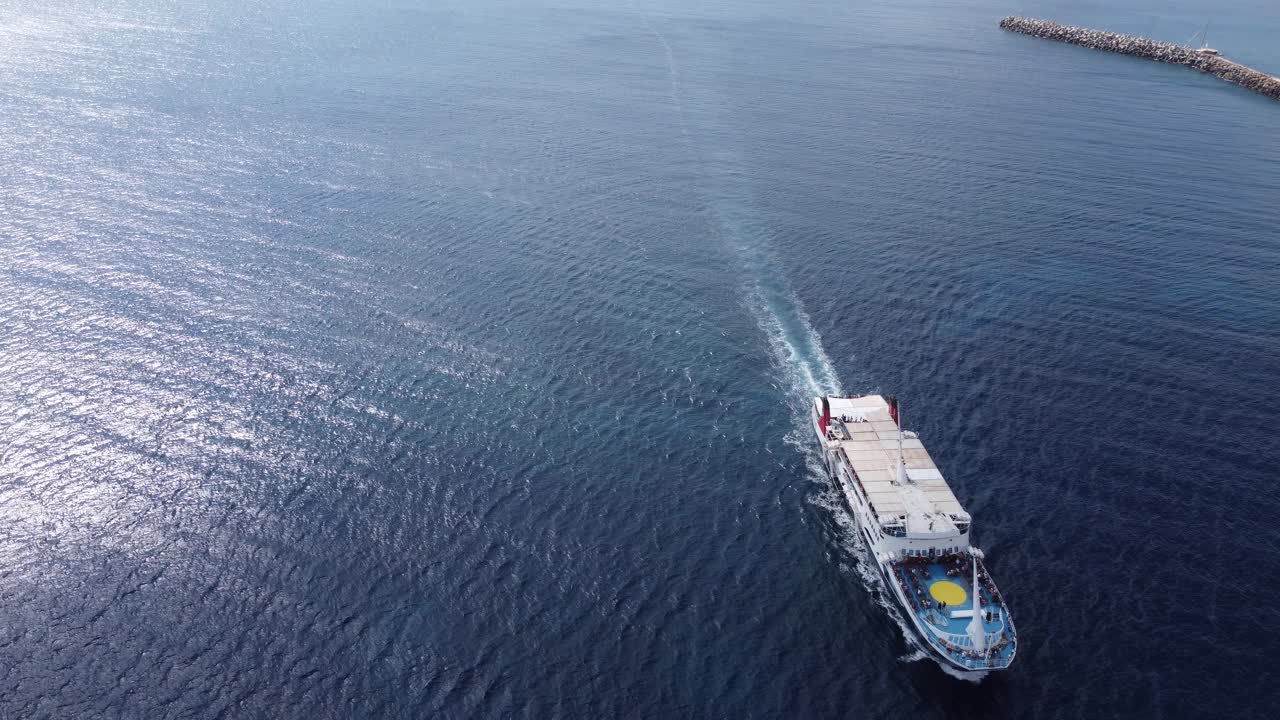 鸟瞰海上大型游船，客船游船视频素材