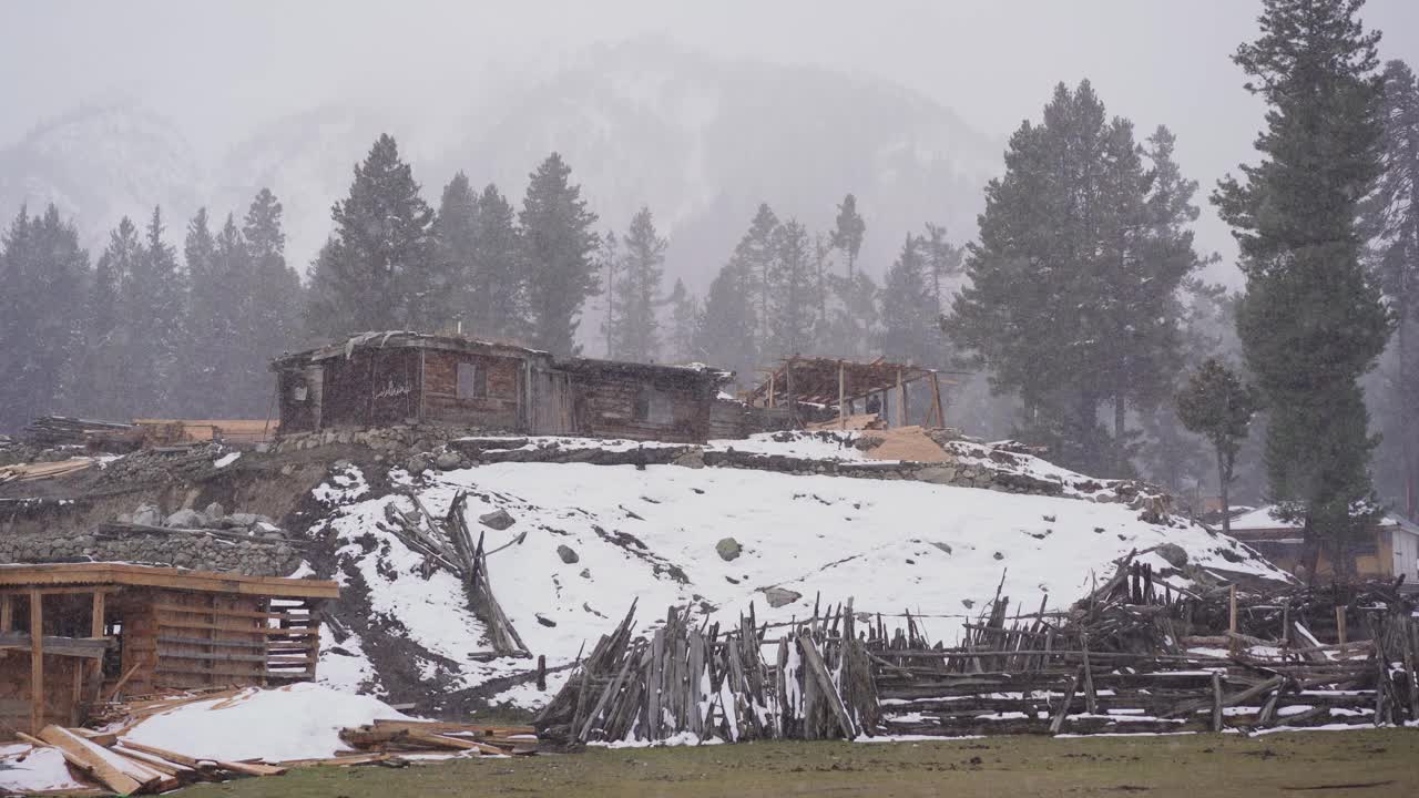 在雪中巴基斯坦北部山区村庄的风景视频素材