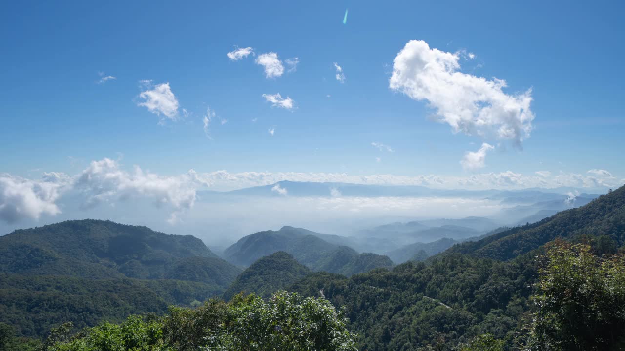 空中日出的时间推移以上蓬松的海雾雾云与山山顶，考考，Phetchabun，泰国阳光。自然景观背景与蓝天。视频素材