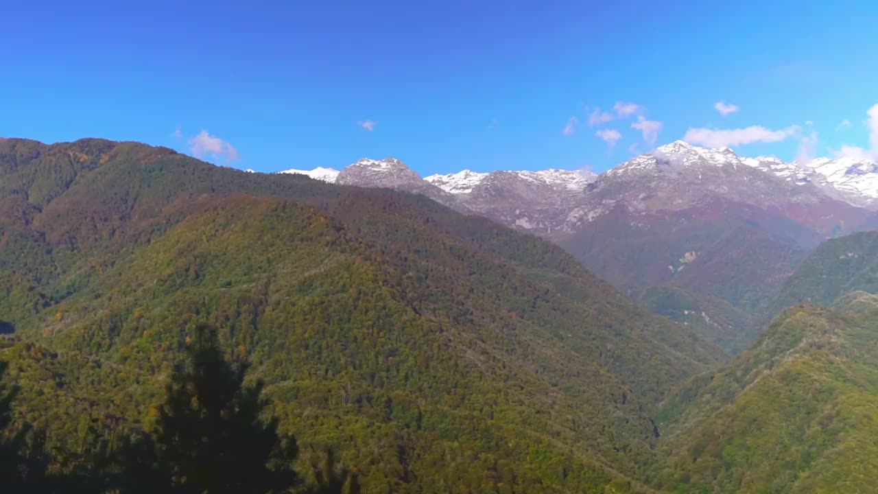 山，景观，天空，云，自然，原始自然，视频全景。视频素材