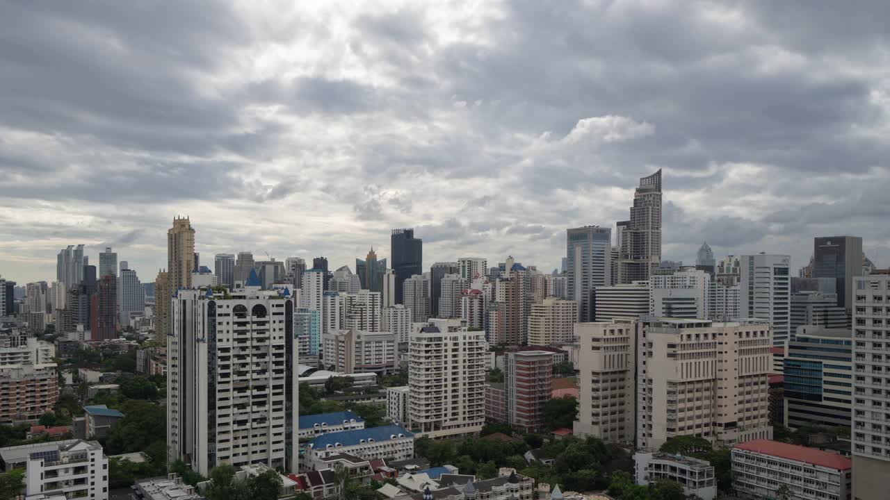 曼谷市区空中天际线的时间推移，泰国。亚洲智慧城市的金融区和商业中心。日落时的摩天大楼和高层建筑。视频素材