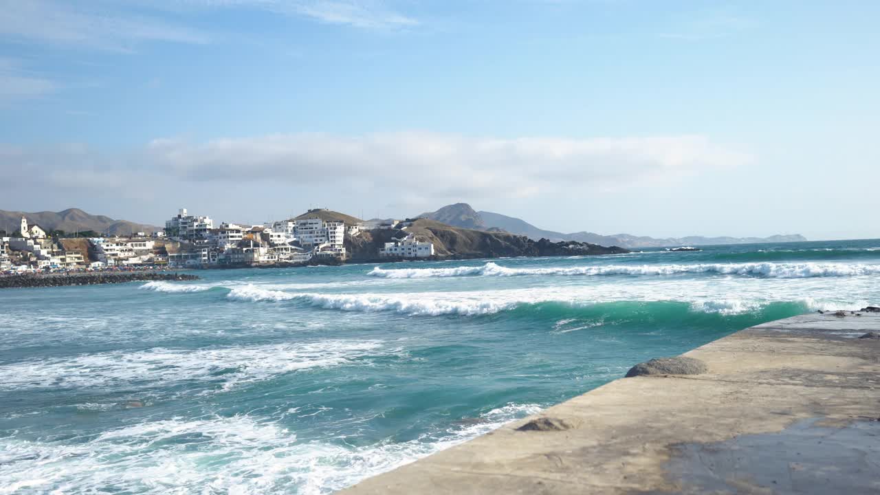 海滩与冲浪和蓝天，圣巴托洛海滩全景，利马。视频下载