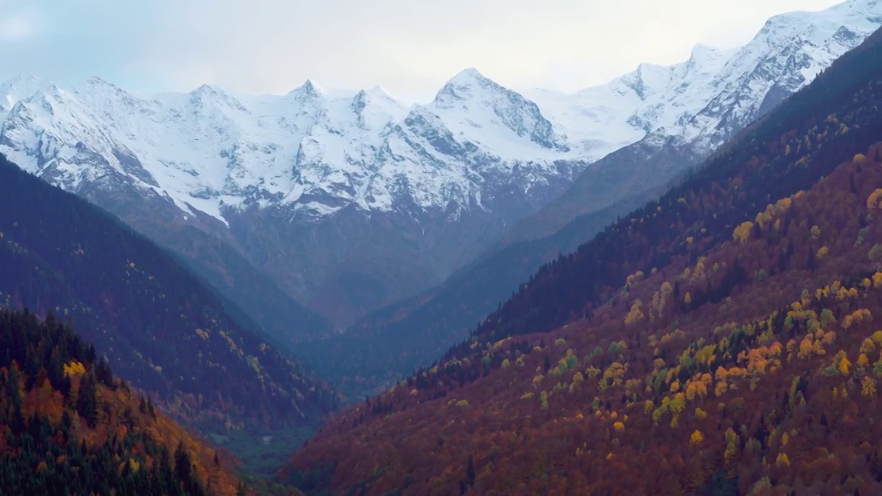 山，景观，天空，云，自然，原始自然，视频全景。视频素材