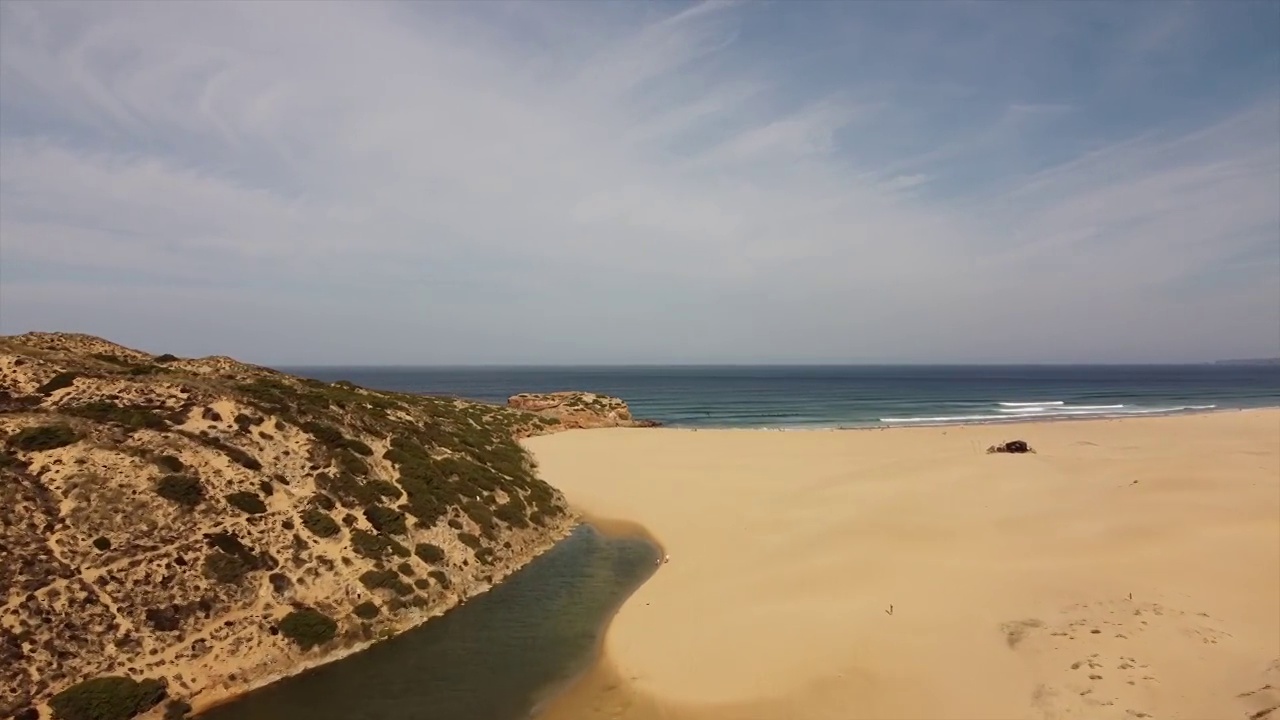 海岸和海滩与波浪在卡拉帕特拉视频素材