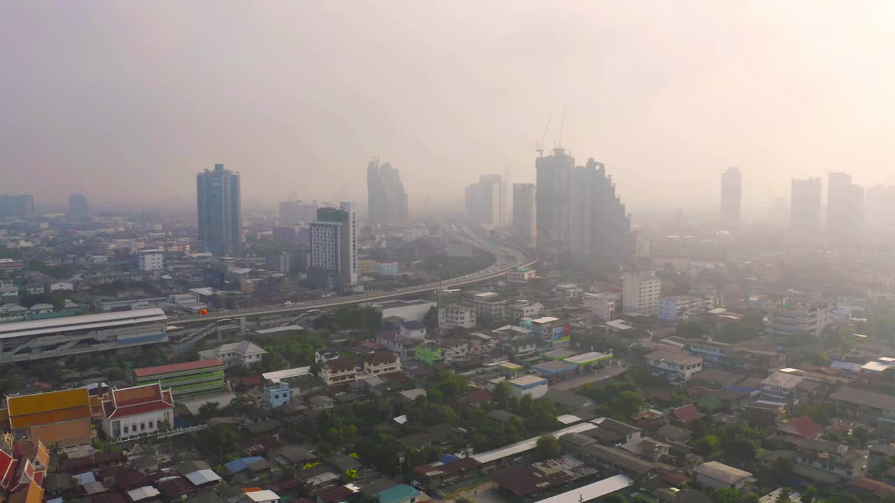 鸟瞰图公路街道道路在曼谷市中心天际线，泰国。亚洲智慧城市的金融区和商业中心。日落时的摩天大楼和高层建筑视频素材